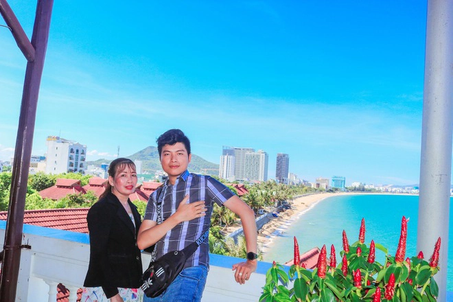 9x Tiền Giang báo hiếu mẹ phụ hồ: Tặng 2 miếng đất, chở mẹ đi phượt