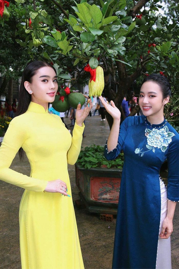 Angela Phương Trinh - Lâm Khánh Chi diện áo dài đi chùa cầu duyên