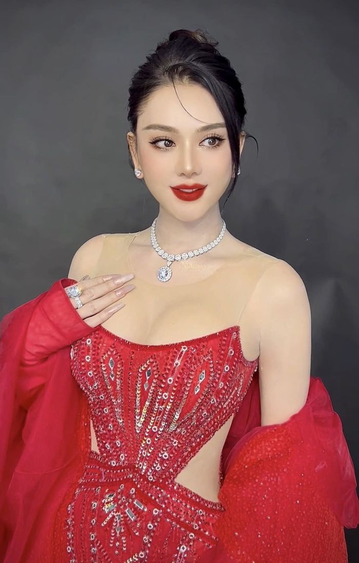 Angela Phương Trinh - Lâm Khánh Chi diện áo dài đi chùa cầu duyên