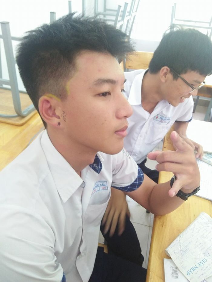 Ảnh đi học của dàn sao Gen Z: MONO chuẩn hot boy sơ mi trắng
