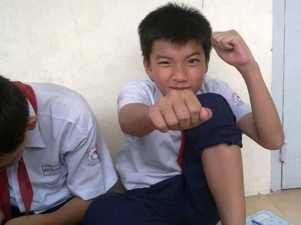 Ảnh đi học của dàn sao Gen Z: MONO chuẩn hot boy sơ mi trắng