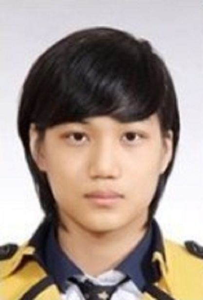 Ảnh thẻ của idol nam: Mino được trường kéo sáng, Jungkook đẹp xỉu