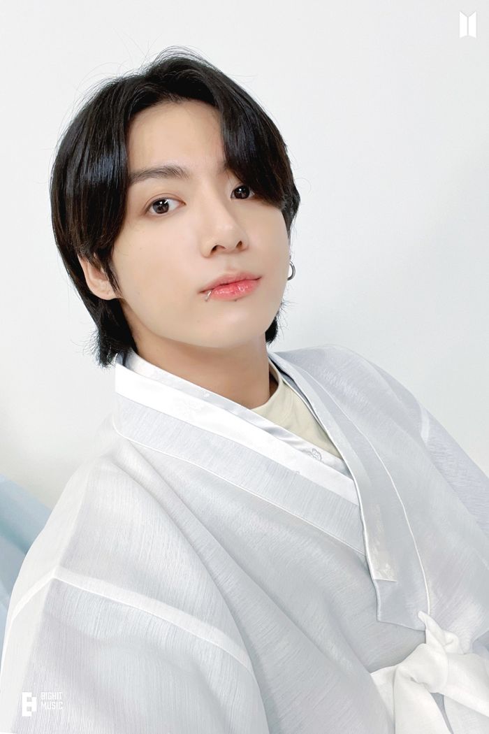 Ảnh thẻ của idol nam: Mino được trường kéo sáng, Jungkook đẹp xỉu