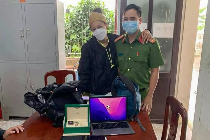 Anh nhân viên vệ sinh trả lại 2,4 tỷ đồng cho hành khách bỏ quên