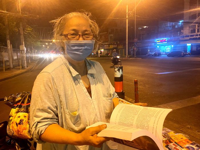 Bà cụ tóc bạc phơ ngồi bán sách giữa Sài thành, toàn sách tuổi thơ