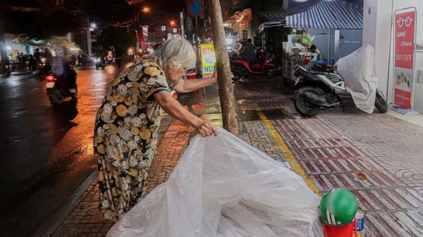 Bà cụ tóc bạc phơ ngồi bán sách giữa Sài thành, toàn sách tuổi thơ