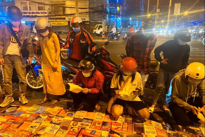 Bà cụ tóc bạc phơ ngồi bán sách giữa Sài thành, toàn sách tuổi thơ