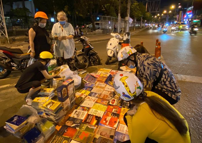 Bà cụ tóc bạc phơ ngồi bán sách giữa Sài thành, toàn sách tuổi thơ