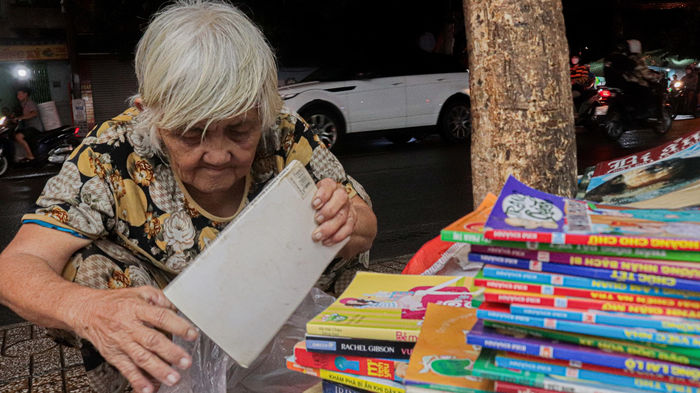 Bà cụ tóc bạc phơ ngồi bán sách giữa Sài thành, toàn sách tuổi thơ