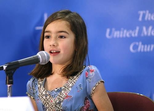 Bé gái 5 tuổi viết nên câu chuyện cổ tích cho hàng triệu trẻ em