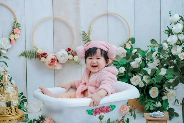 Bé gái được mẹ đầu tư 100 bộ váy, diện không trùng lặp