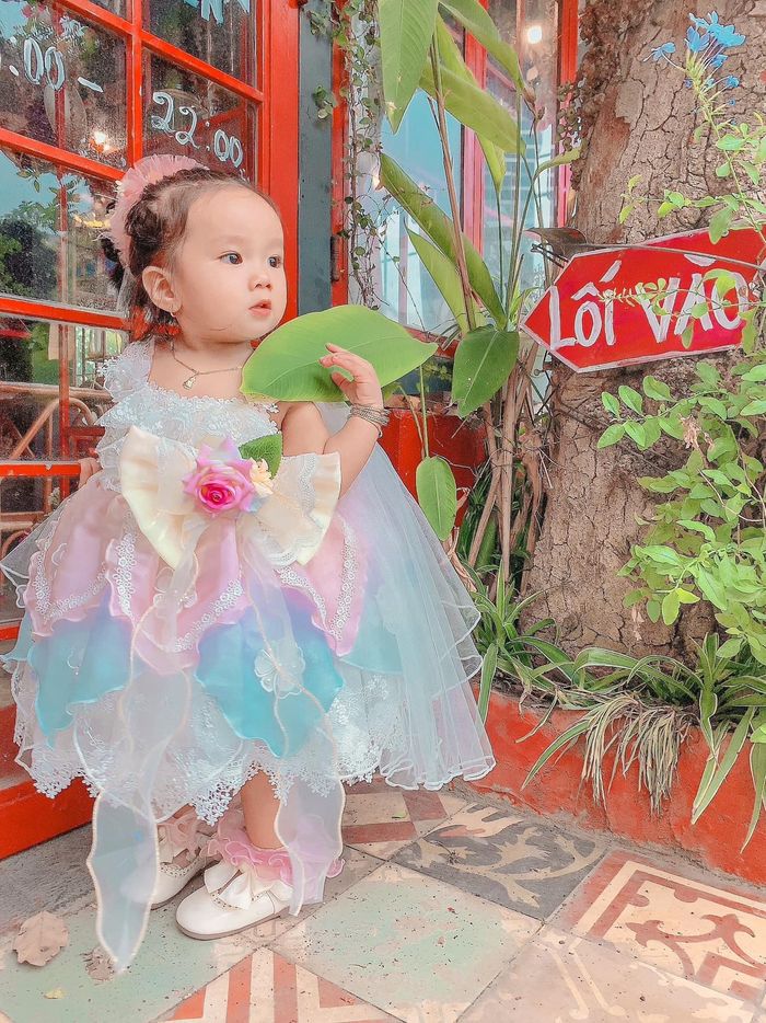 Bé gái được mẹ đầu tư 100 bộ váy, diện không trùng lặp
