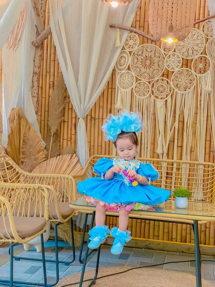 Bé gái được mẹ đầu tư 100 bộ váy, diện không trùng lặp
