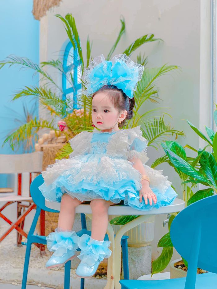 Bé gái được mẹ đầu tư 100 bộ váy, diện không trùng lặp
