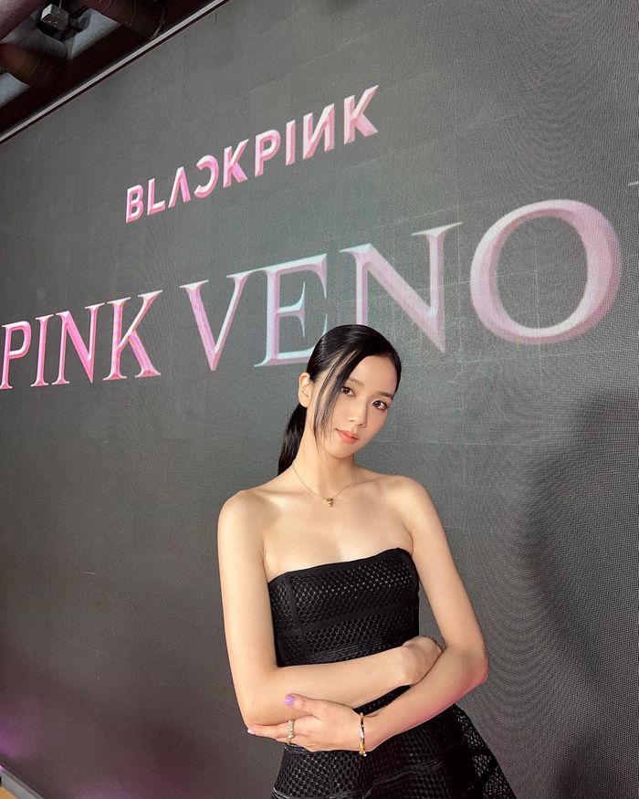 BLACKPINK chăm diện đồ cắt xẻ khoe lợi thế: Jennie vén áo để thấy cơ