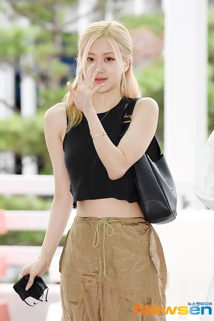 BLACKPINK chăm diện đồ cắt xẻ khoe lợi thế: Jennie vén áo để thấy cơ