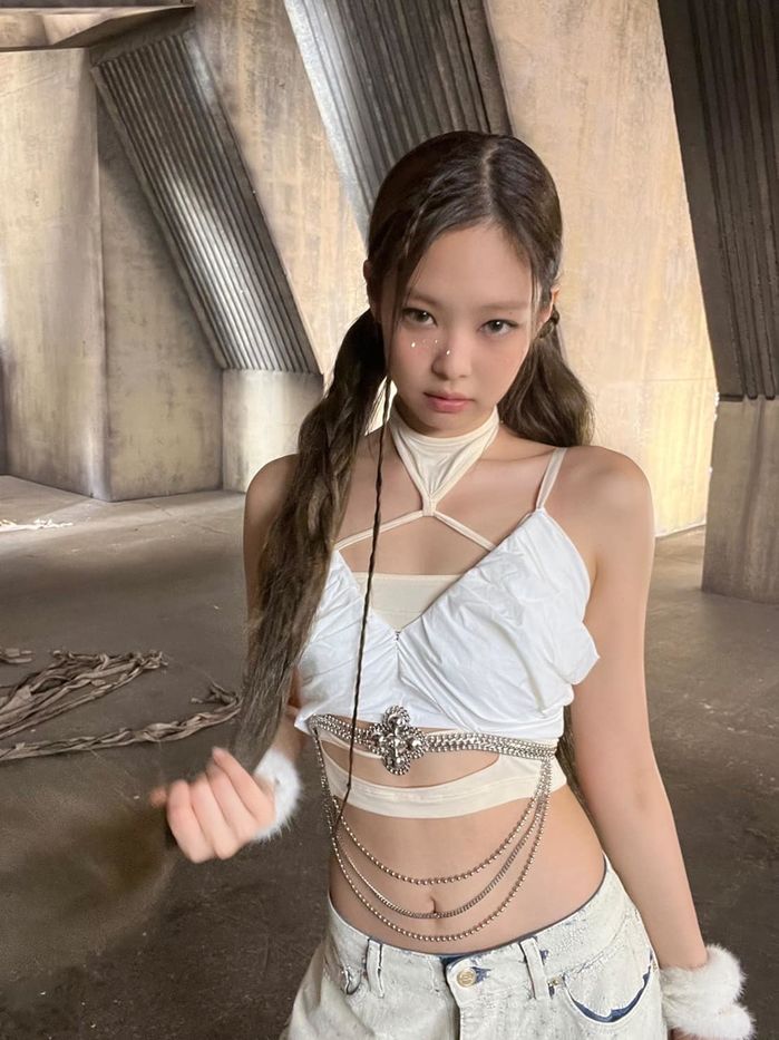 BLACKPINK chăm diện đồ cắt xẻ khoe lợi thế: Jennie vén áo để thấy cơ