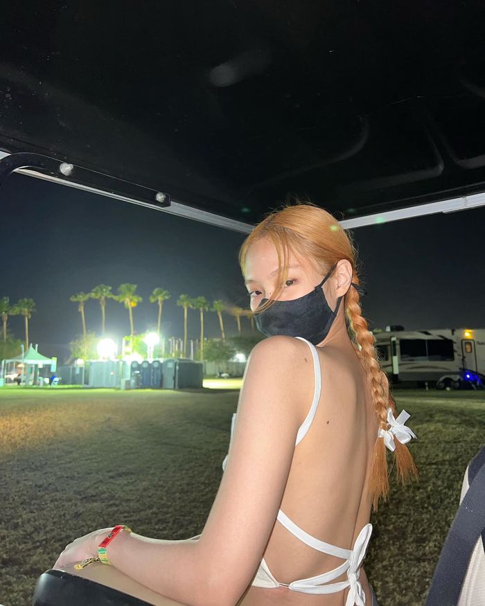 Phía sau một BLACKPINK: Lisa gây sốt với tấm lưng mĩ miều