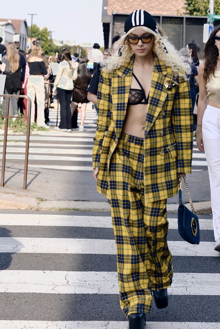 Sao Việt đi fashion show: Châu Bùi hưởng nhiều đặc quyền