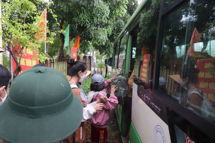 Các chiến sĩ ra quân, ngày đêm giúp bà con miền Trung chạy bão