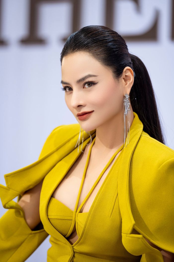 Cát-xê thuở vào nghề của các siêu mẫu Việt: Võ Hoàng Yến 400k/show