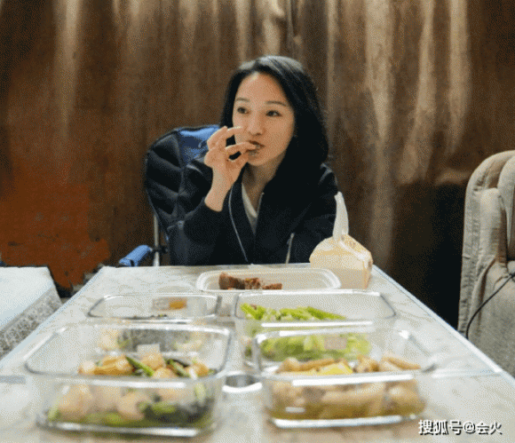 Châu Tấn tuổi U50: Để mặt mộc ngồi ăn mì gói, ăn vận giản dị ngỡ ngàng