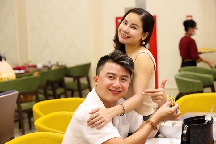 Chuẩn bị ly hôn thì có bầu, mẹ bỉm giờ viên mãn với một chồng ba con