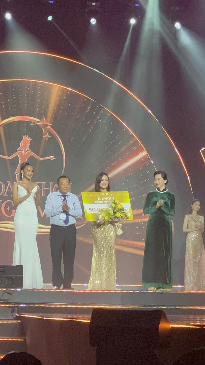 Chung kết Hoa khôi Sông Vàm 2022: Người đẹp Diễm Trinh đăng quang