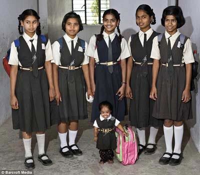 Cô gái nhỏ nhất thế giới luôn lạc quan dù ngoại hình khác biệt