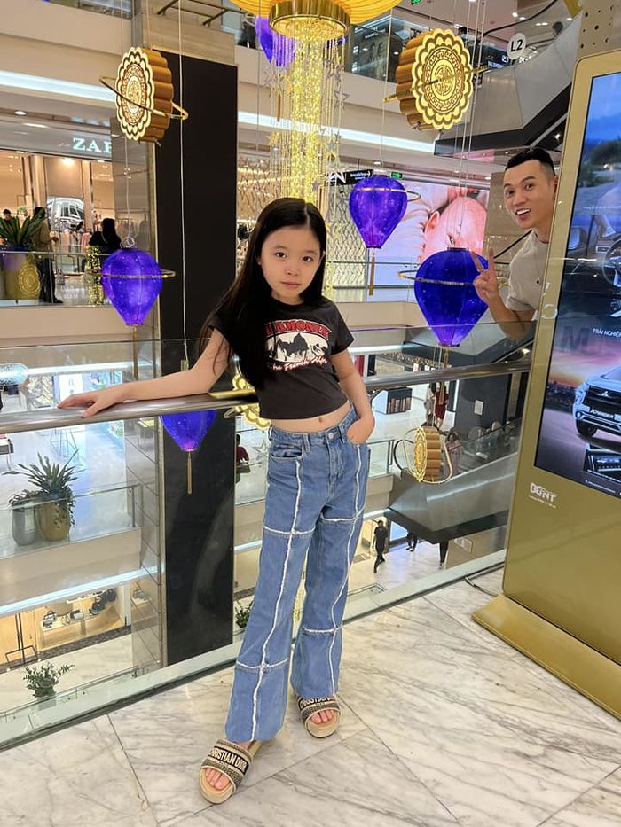Con gái Phương Trinh Jolie giản dị đúng tuổi dù được mẹ sắm đồ hiệu