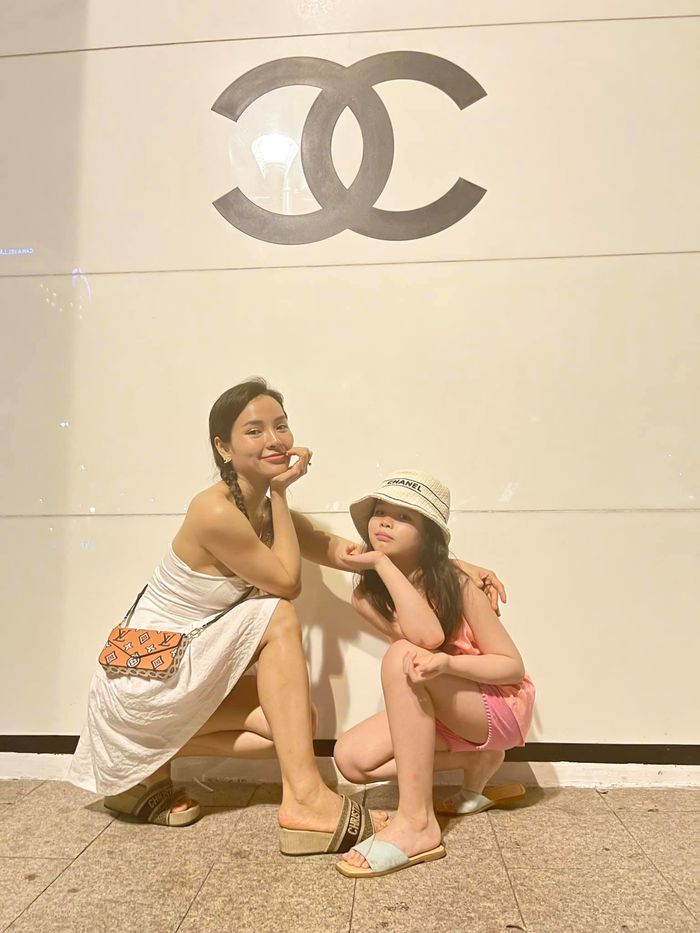 Con gái Phương Trinh Jolie giản dị đúng tuổi dù được mẹ sắm đồ hiệu