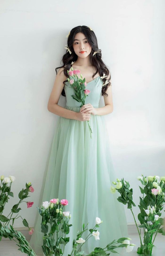 Con gái Quyền Linh chuẩn nàng thơ, đợi đủ tuổi đội vương miện