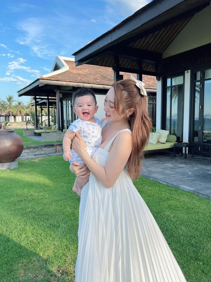 Con trai Chi Bảo đúng ngậm thìa vàng: 9 tháng tuổi du lịch khắp nơi