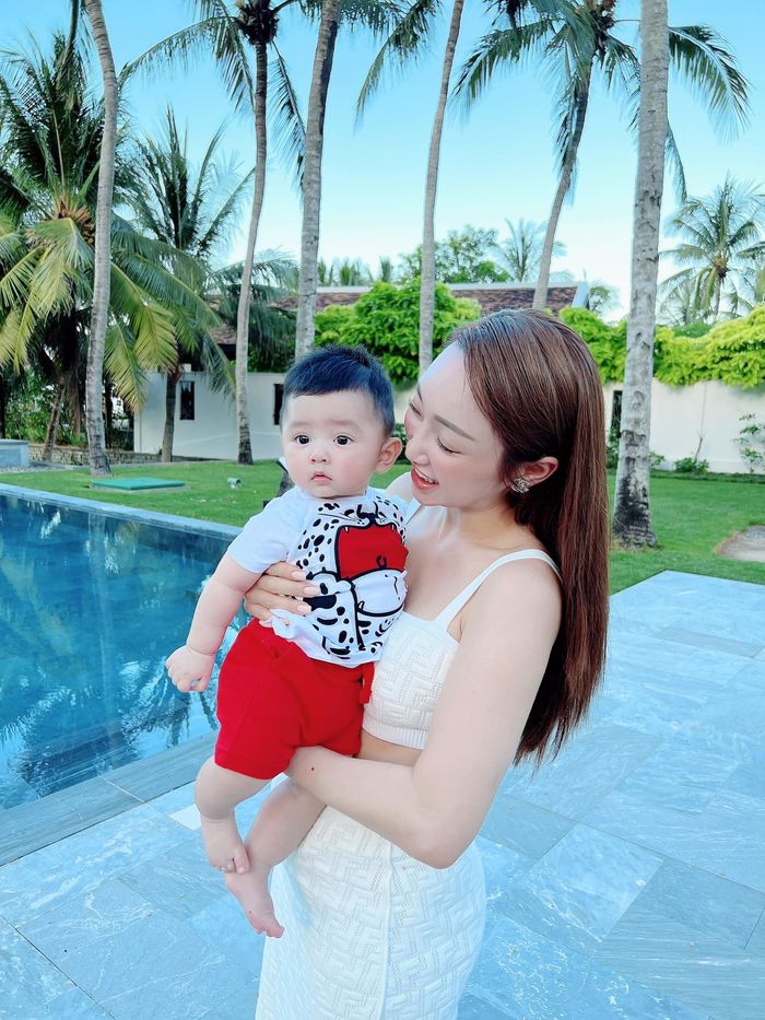 Con trai Chi Bảo đúng ngậm thìa vàng: 9 tháng tuổi du lịch khắp nơi