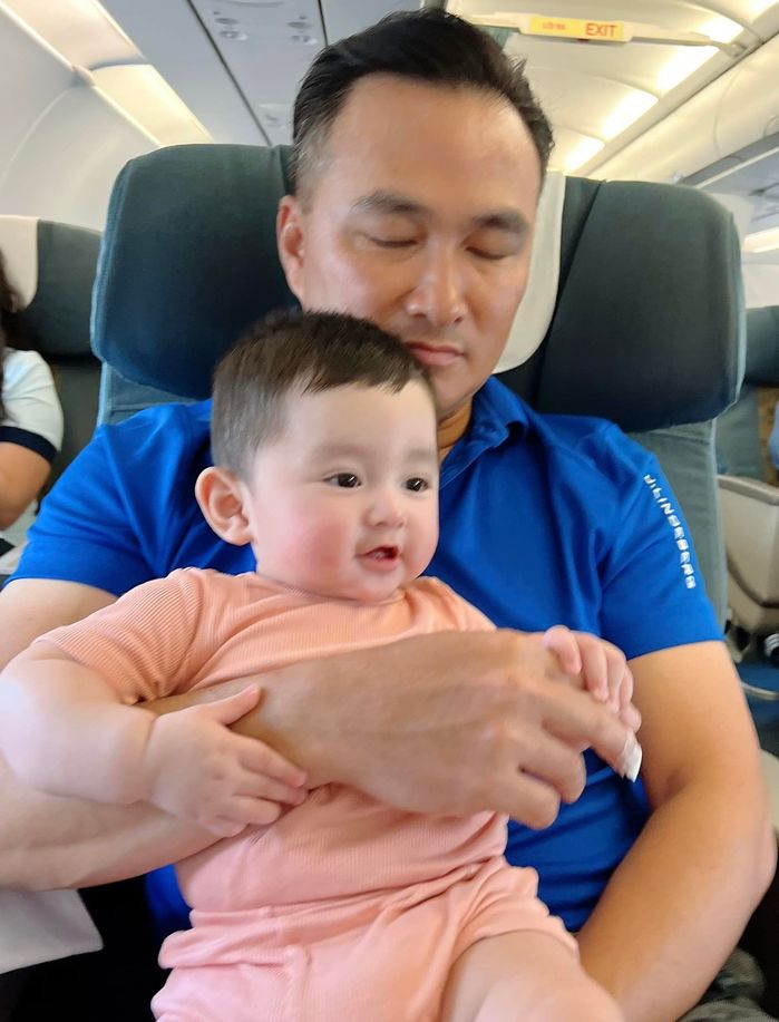 Con trai Chi Bảo đúng ngậm thìa vàng: 9 tháng tuổi du lịch khắp nơi
