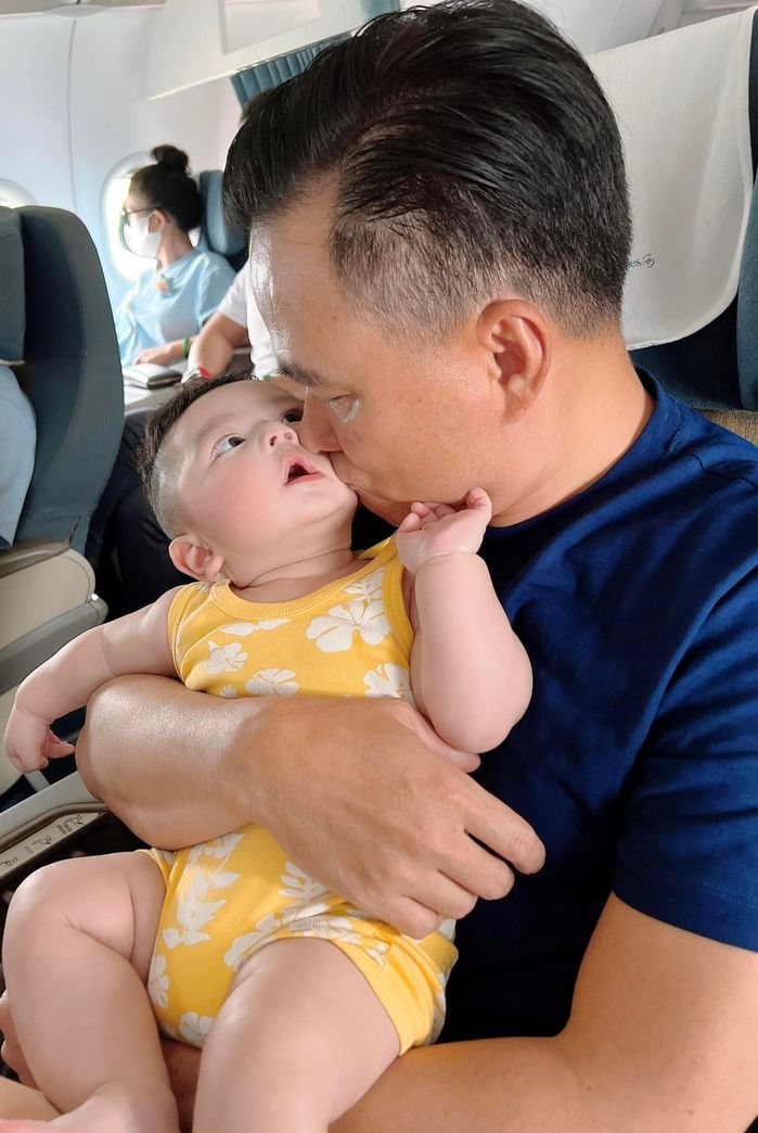 Con trai Chi Bảo đúng ngậm thìa vàng: 9 tháng tuổi du lịch khắp nơi