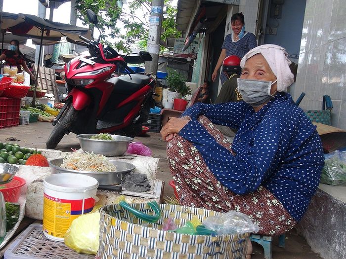 Cụ bà U80 gắn mình với nghề làm hương, trích doanh thu giúp trẻ em