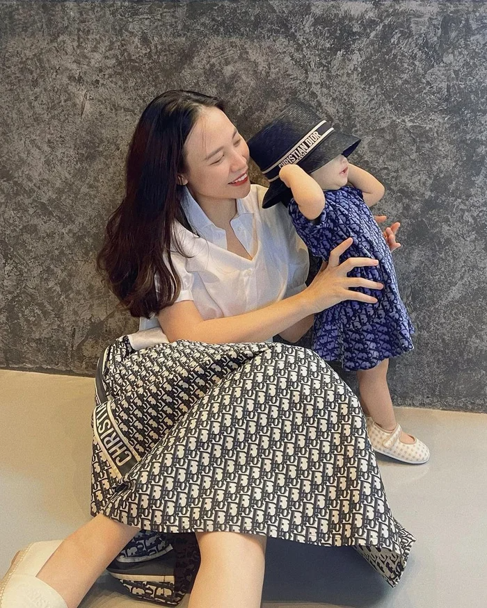 Đàm Thu Trang dùng đồ hiệu lạ lắm: Tưởng bình dân mà toàn trăm triệu