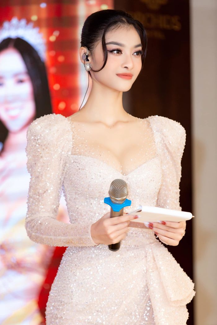 Dàn hậu sau nhiệm kỳ: Mỹ Linh hút fan mỗi khi cầm mic