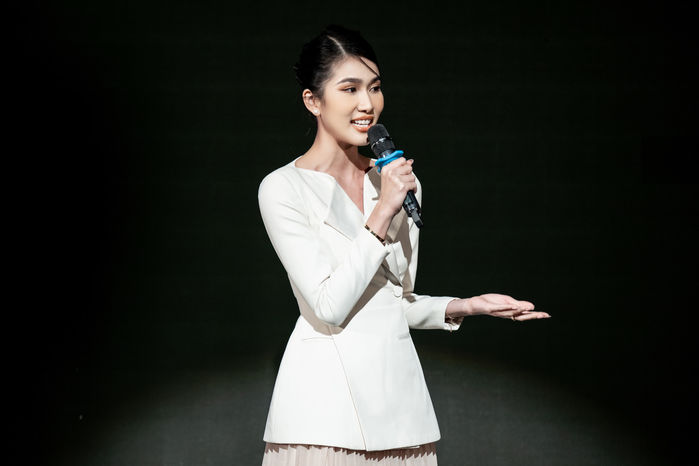Dàn hậu sau nhiệm kỳ: Mỹ Linh hút fan mỗi khi cầm mic