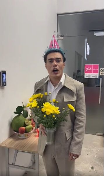 Dàn sao show hot chúc sinh nhật HIEUTHUHAI: Dương Lâm có bó hoa lạ lắm