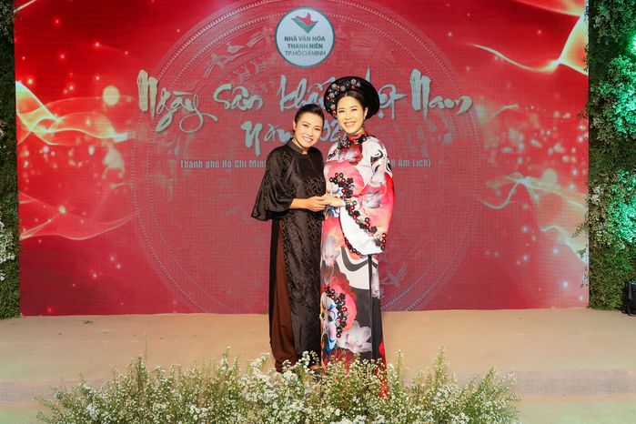 Dàn sao Việt nô nức đi cúng Tổ: Nam Thư, Ngọc Châu nền nã với áo dài