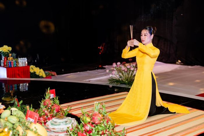 Dàn sao Việt nô nức đi cúng Tổ: Nam Thư, Ngọc Châu nền nã với áo dài