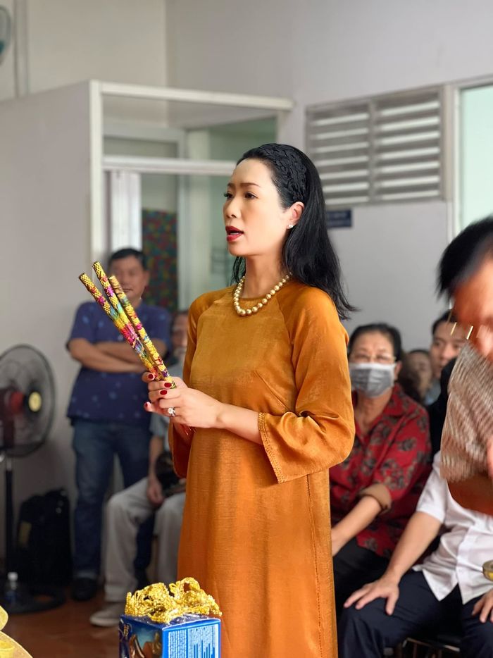 Dàn sao Việt nô nức đi cúng Tổ: Nam Thư, Ngọc Châu nền nã với áo dài