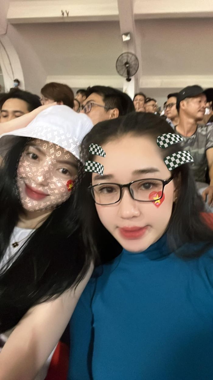 Dàn wags xinh đẹp trên khán đài: Vợ Văn Quyết hào hứng cổ vũ chồng