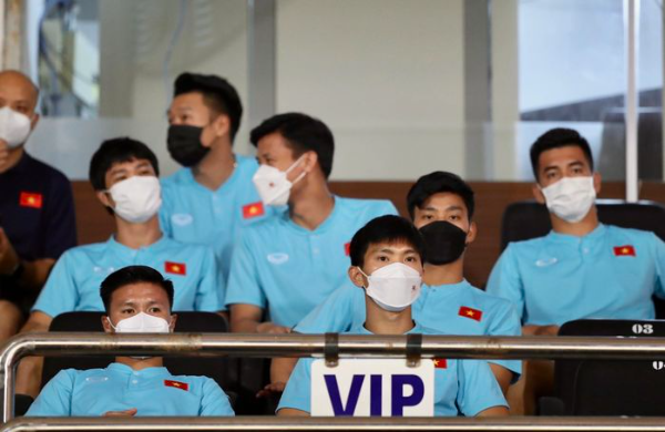 Dàn wags xinh đẹp trên khán đài: Vợ Văn Quyết hào hứng cổ vũ chồng