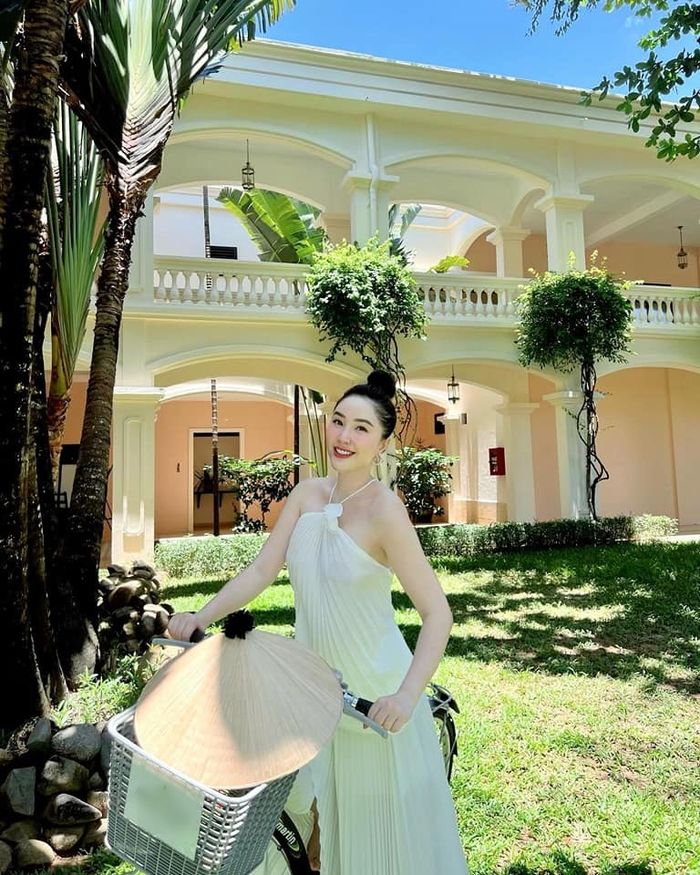 Những nàng dâu hào môn đi đâu dịp 2/9: Thanh Tú sang châu Âu