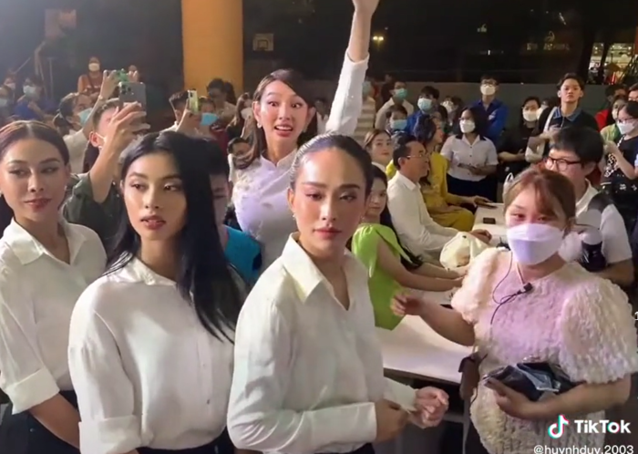 Đi trao quà Trung thu: Thùy Tiên giúp bạn nhỏ đi lạc tìm thấy bố