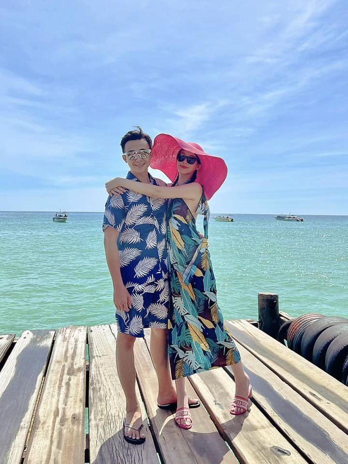 Đồng vợ đồng chồng Biển Đông cũng cạn: Tô Ny - Ngân Anh làm show chung