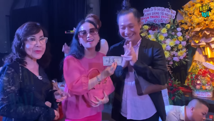 Dư âm giỗ Tổ nghề: Hoài Linh hát bolero remix quậy cùng dàn nghệ sĩ